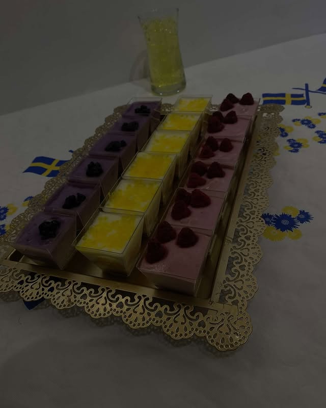 Lyxkoppar med hallon, mango och blåbär